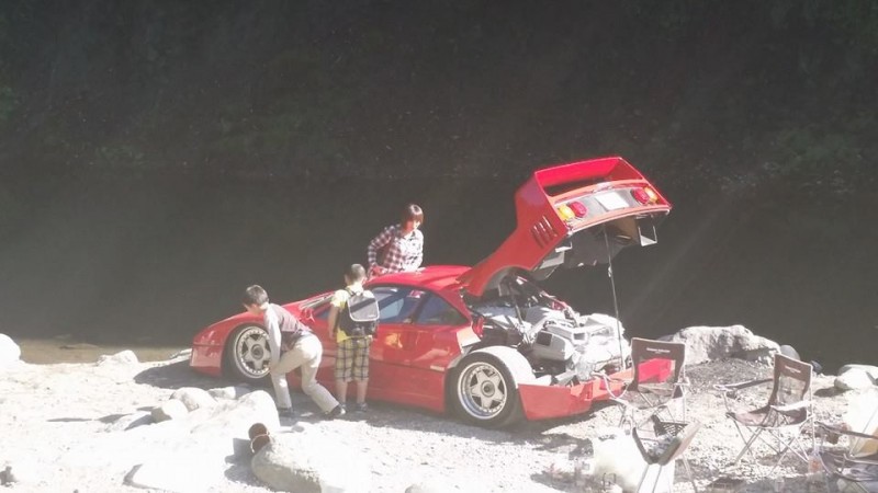 ferrari-f40-goes-camping-barbecues-is-awesome_100482648_l.jpg
