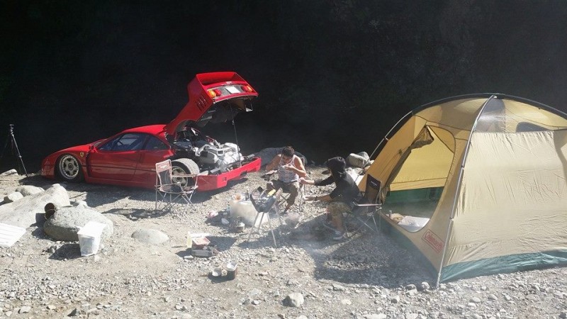 ferrari-f40-goes-camping-barbecues-is-awesome_100482649_l.jpg