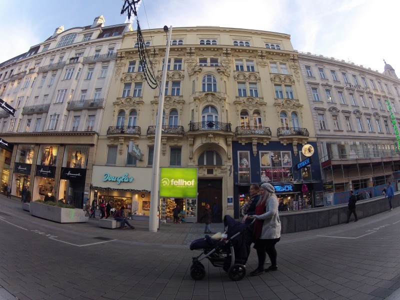 2015-11-16 16.39.46 Mariahilfer Strasse Wien_tn.jpg