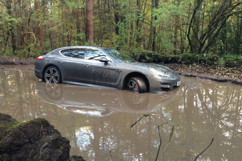 £££-Andre-Wisdoms-Porsche-Panamera-Turbo-in-a-mud-filled-pit-2716840.jpg