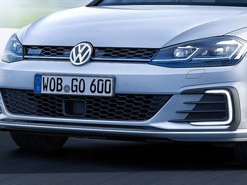 Volkswagen-Golf-2017-1024-1a.jpg