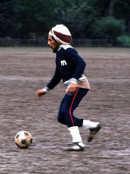 bob-marley-with-ball10.jpg