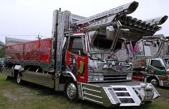 Dekotora_Trucks9_SiteSeeingGR.jpg