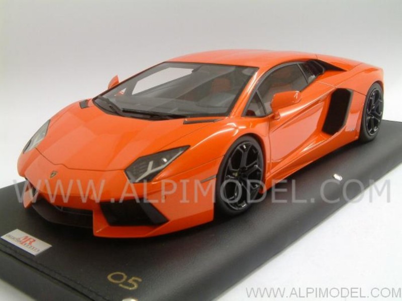 Lamborghini_AVENTADOR_LP700-4_1_18_(Orange_Argos)_-Gift_box_-leather_base.jpg