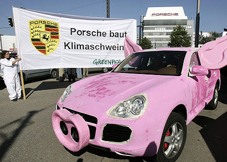 porsche-cayenne-pink-pig-greenpeace.jpg